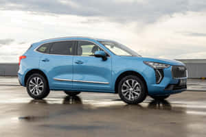 Κομψό Haval SUV που Διασχίζει το Μεγαλοπρεπές Ορεινό Τοπίο — Surface Laptop Ταπετσαρία