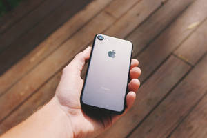 άτομο που κρατά ένα μαύρο iPhone 7