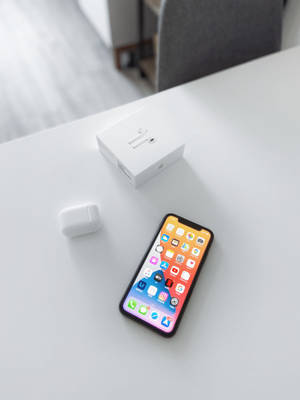 Κομψό και Στυλάτο iPhone 11 σε Δράση — iPhone 14 Ταπετσαρία
