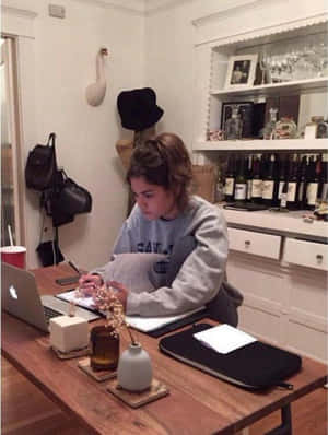 Εικόνες κοριτσιού που μελετά — MacBook Ταπετσαρία