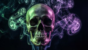 Ένα κρανίο εκπέμπει πολύχρωμο καπνό που σχηματίζει σουρεαλιστικά σχήματα. — Τρίπυ σκοτεινή αισθητική Ταπετσαρία