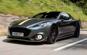 Λεζάντα: Aston Martin Rapide S – Μια Σύντηξη Δύναμης και Πολυτέλειας — MacBook Air M1 Ταπετσαρία