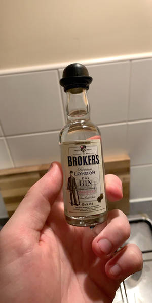 Λεζάντα: Μικροσκοπικό Μπουκάλι Brokers Gin — 18:9 Ταπετσαρία
