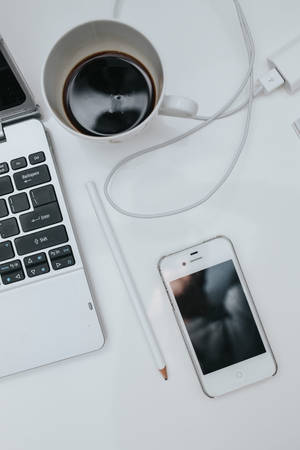 Λευκό iPhone γραφείο — Xiaomi Pad 9 Pro Ταπετσαρία