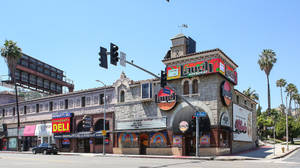 Ταπετσαρία Laugh Factory στη Λεωφόρο του Ηλιοβασιλέματος