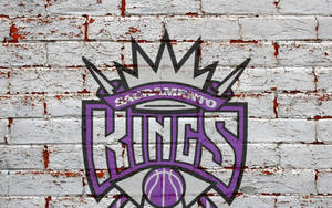 Ταπετσαρία Λογότυπο Sacramento Kings σε Τοίχο από Τούβλα — Αποκορεσμένο Ταπετσαρία