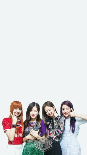 Ταπετσαρία K-pop με τα μέλη των Blackpink μπροστά από ψηλό λευκό αρνητικό χώρο