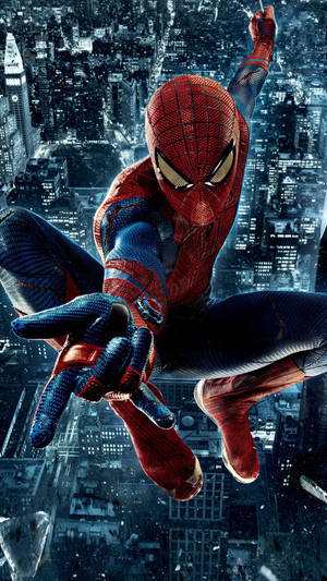 Ο Spider-Man χρησιμοποιεί τον ιστό του για να πηδήξει πάνω από ψηλά κτίρια, δείχνοντας τα φώτα της πόλης από κάτω.