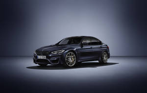 Μαύρη BMW M3 30 Jahre Edition σε προβολέα ταπετσαρία