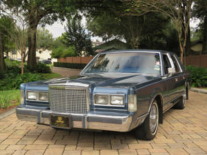 Μεγαλοπρεπές Lincoln Town Car του 1986 σταθμευμένο σε ασφαλτόδρομο — Αυτοκίνητα Ταπετσαρία