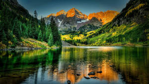 Ταπετσαρία φυσικού ορεινού τοπίου Maroon Bells με λίμνη — 1366x768 Ταπετσαρία