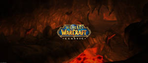 Εξαιρετικά ευρεία οθόνη με τον τίτλο World of Warcraft στο κέντρο μιας φλογερής βραχώδους φυλακής. — 2560x1080 Ταπετσαρία