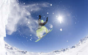 Μια Παρέα Φίλων Απολαμβάνει Snowboarding σε μια Όμορφη Χειμερινή Μέρα — MacBook Pro M1 Ταπετσαρία