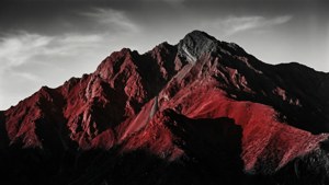 Ασπρόμαυρη φωτογραφία καλών τεχνών κόκκινου βουνού που τονίζει την υφή