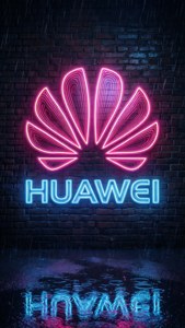 Λογότυπο Huawei σε νέον φώτα σε τοίχο από τούβλα, νυχτερινή σκηνή cyberpunk.