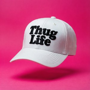 Αιωρούμενο καπέλο thug life σε νέον ροζ φόντο για τολμηρή ταπετσαρία. — Motorola Razr 2026 Ταπετσαρία