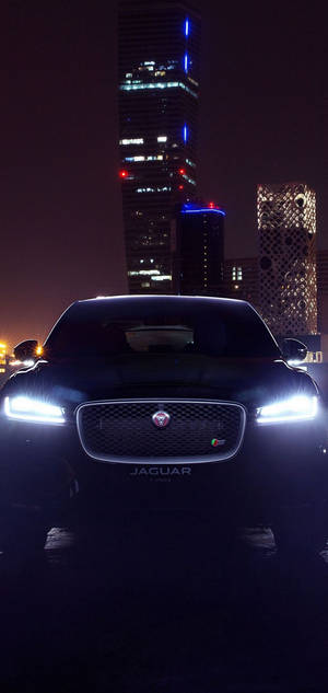 Μαύρη Jaguar τη νύχτα με αναμμένα φώτα ταπετσαρία — iPhone Xs Max Ταπετσαρία
