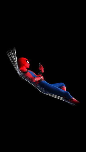Ο Spider-Man ξεκουράζεται στον ιστό του σε ένα μαύρο φόντο.