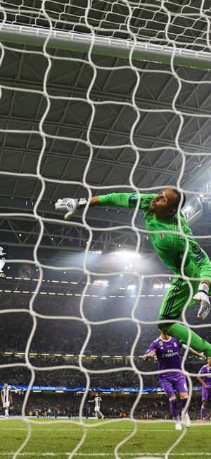 Ο Keylor Navas σε δράση στο γήπεδο — CMF Phone Ταπετσαρία
