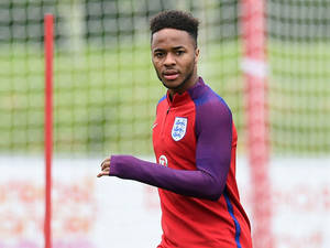 Ο Raheem Sterling κατά τη διάρκεια της προπόνησης — Μωβ Ταπετσαρία