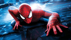 Ο Spider-Man σκαρφαλώνει ένα ψηλό γυάλινο κτίριο σε μια σκοτεινή πόλη.