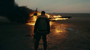 Ταπετσαρία με τον Tom Hardy ως Farrier στην ταινία Dunkirk να κοιτάζει ένα φλεγόμενο αεροπλάνο. — 1366x768 Ταπετσαρία