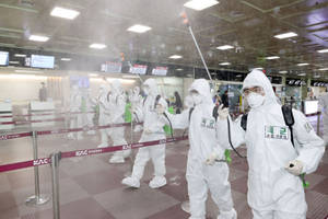 Παγκόσμιος αντίκτυπος του Covid-19: Η Γη τυλιγμένη σε προστατευτική μάσκα. — 3:2 Ταπετσαρία