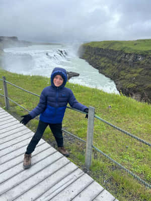 Παιδί Επισκέπτεται τον Καταρράκτη Gullfoss στη Νοτιοδυτική Ισλανδία — Καταρράκτης Ταπετσαρία