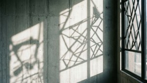 Αφηρημένα μοτίβα σκιών σε λευκό τοίχο από μπετόν, καλλιτεχνικά και μοντέρνα. — Λευκή αισθητική Ταπετσαρία