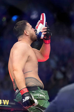Πλάγια φωτογραφία Tai Tuivasa Drinking From Shoe — Huawei MatePad Edge Ταπετσαρία