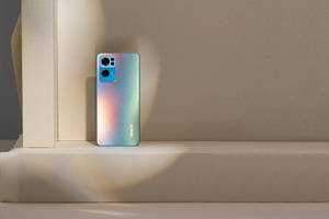 Πολύχρωμο Oppo Smartphone Μπροστά από Σκιές