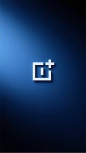 Μινιμαλιστικό λογότυπο OnePlus στο κέντρο με σκούρο μπλε ντεγκραντέ.