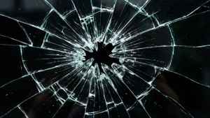 Μοτίβο σπασμένου γυαλιού σε μαύρο φόντο, αιχμηρή αισθητική.