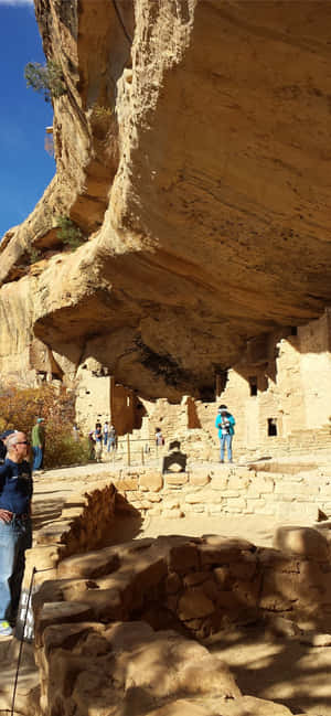 Τουρίστας εξερευνά το Εθνικό Πάρκο Mesa Verde — Oppo Find X9s Pro Ταπετσαρία