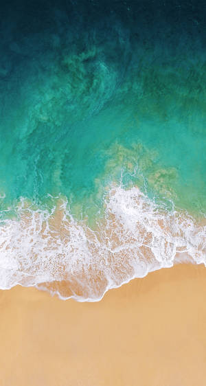 Εξώφυλλο ταπετσαρίας iPhone 11 με εναέρια θέα παραλίας.