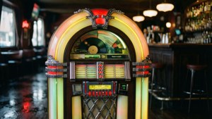 Ένα jukebox με φώτα νέον σε ένα ατμοσφαιρικό ρετρό μπαρ. — Ρετρό αισθητική Ταπετσαρία