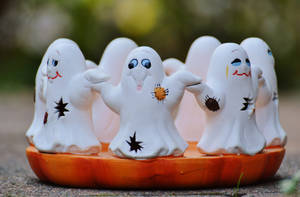 Ταπετσαρία με χαριτωμένο στολίδι Halloween με λευκό φάντασμα. — Χαριτωμένο Halloween Ταπετσαρία