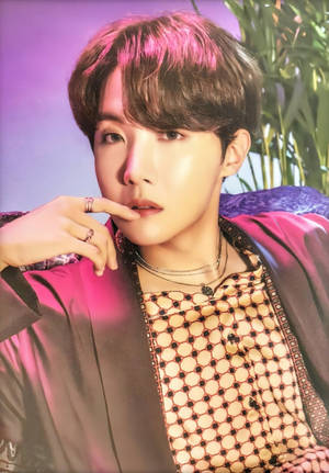 Χαριτωμένος BTS J-Hope με Καφέ Μπλούζα